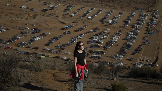 Fotogaléria: Úplné zatmenie Slnka sledovali v púšti tisícky ľudí