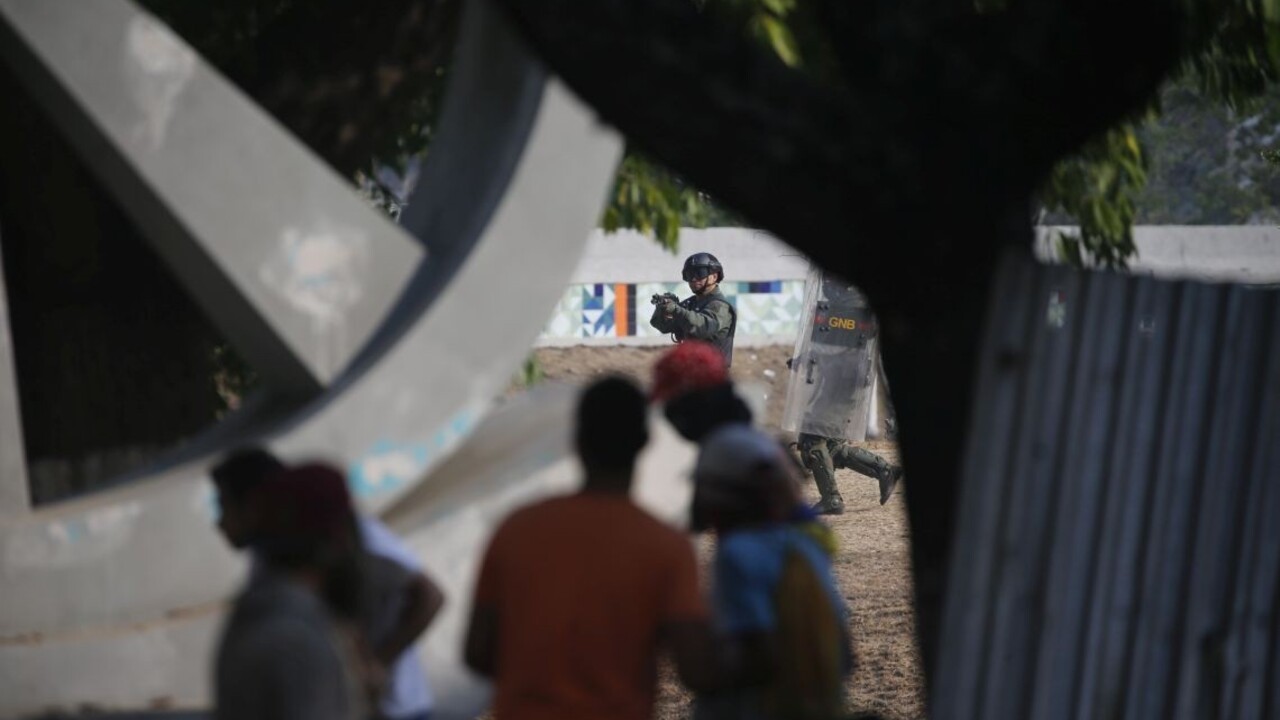 Chlapec pomáhal mame pri proteste, polícia ho pripravila o zrak