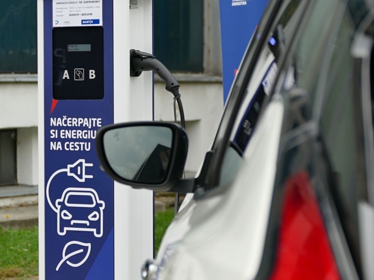 Obce budú môcť žiadať o peniaze na nabíjacie stanice pre elektromobily