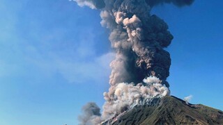 Prebudila sa sopka Stromboli, vystrašení turisti naskákali do mora