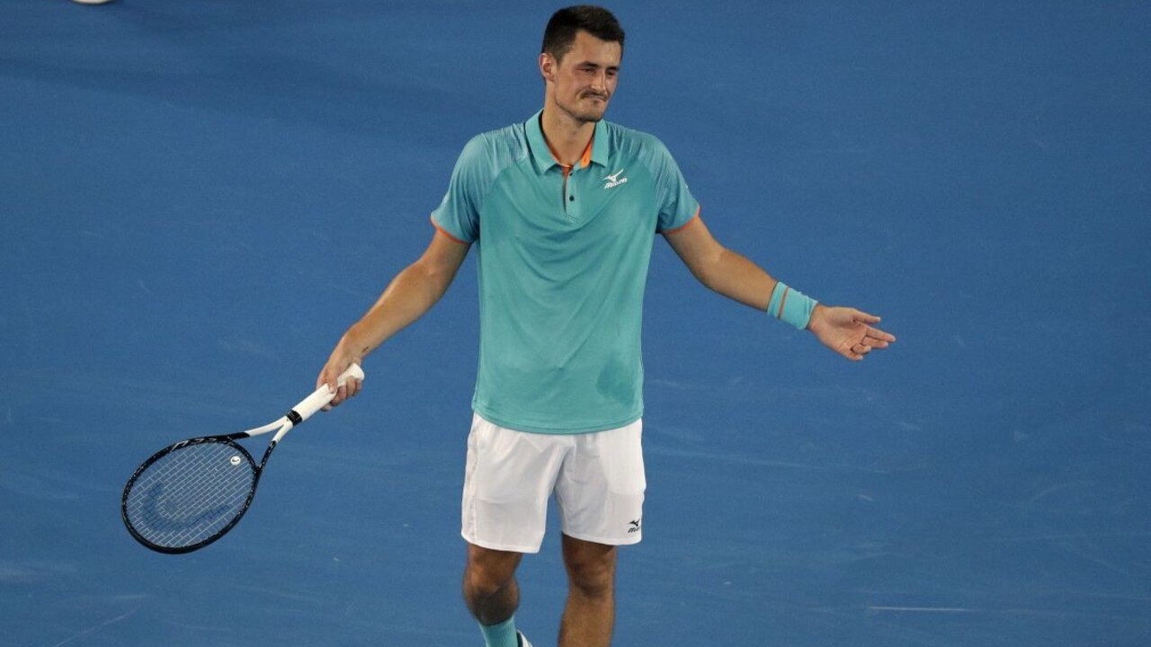 Kontroverzný Bernard Tomic sa opäť flákal. Potrestali ho pokutou