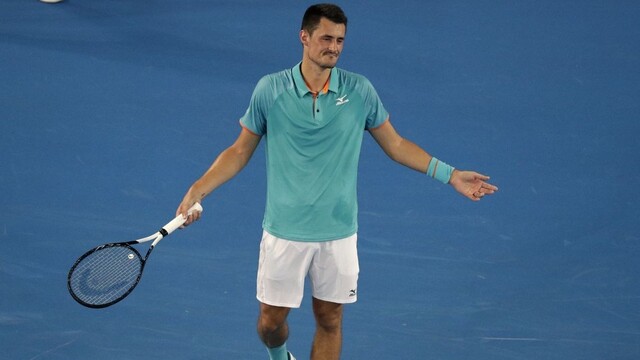 Kontroverzný Bernard Tomic sa opäť flákal. Potrestali ho pokutou