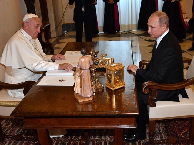 Putin sa stretol s pápežom, Vatikán ho považuje za muža viery