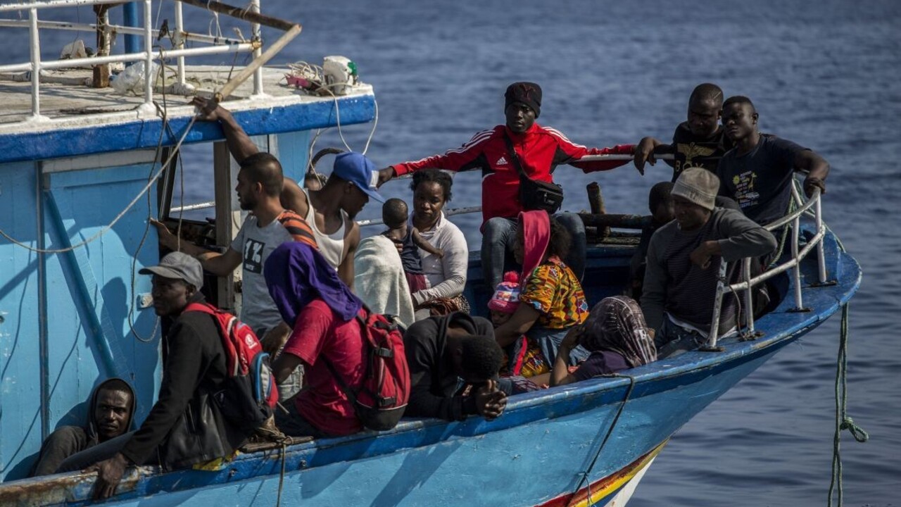 V Stredomorí zahynuli desiatky ľudí, prežili len traja migranti