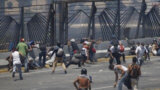 Malo to vyzerať, že sa bránili. Venezuelská vláda zabila tisícky mužov