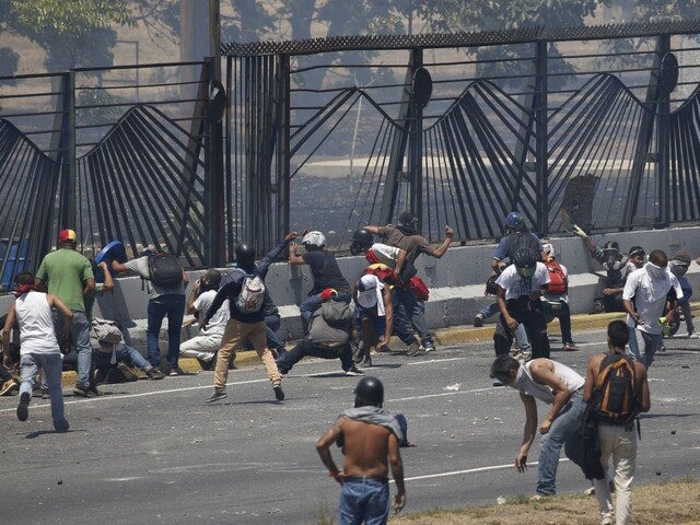 Malo to vyzerať, že sa bránili. Venezuelská vláda zabila tisícky mužov