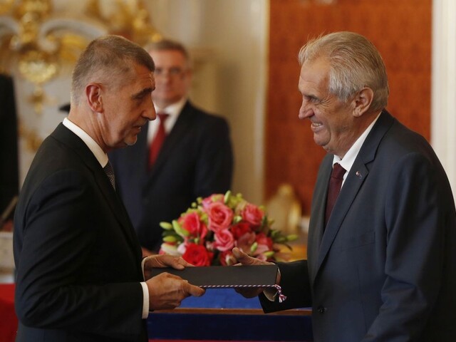 Babiš je slabý premiér a nevie sa Zemanovi postaviť, tvrdí česká opozícia