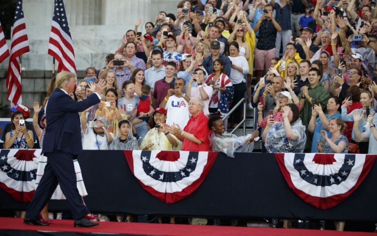 trump-fourth-of-july-61863-2de4d0797e6e43b3bb87b271282daaf0-1_e478d9db.jpg