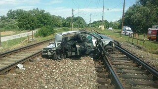 Pri vážnej nehode sa zrazil rýchlik s autom, hlásia obete