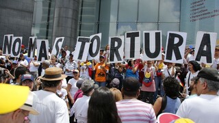 Protesty i cvičenia. Maduro a Guaidó sa postavili pred ľudí