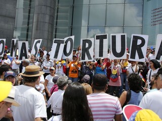 Protesty i cvičenia. Maduro a Guaidó sa postavili pred ľudí