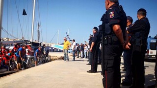 Salvini napokon ustúpil, desiatky migrantov vystúpili z lode