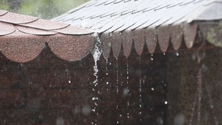 Pozor na zatopené pivnice, na východe hrozia intenzívne búrky