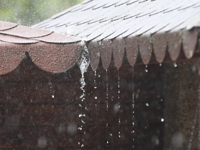 Pozor na zatopené pivnice, na východe hrozia intenzívne búrky