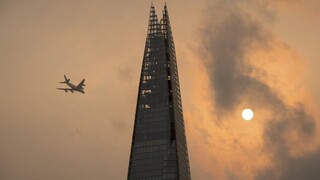 Muž bez istenia liezol na najvyšší mrakodrap, hore čakala polícia