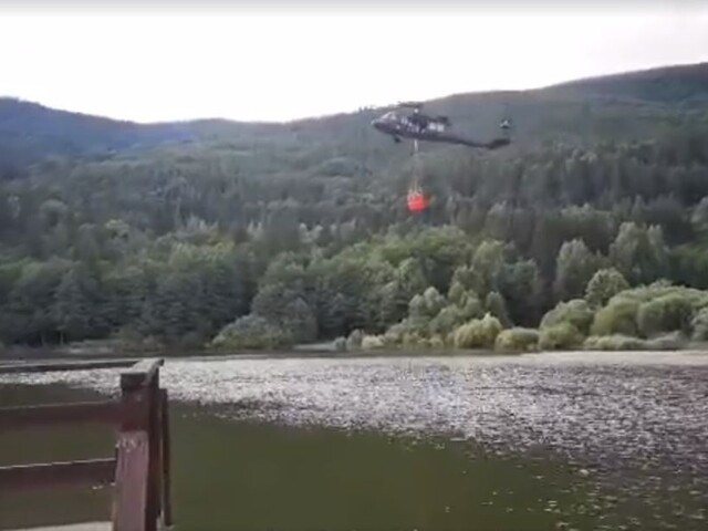 Na Horehroní vypukol v lese požiar, hasiť pomáhal aj Black Hawk