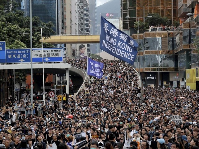 Sporný zákon je mŕtvy, v Hongkongu chcú v protestoch pokračovať