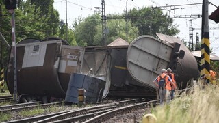 Vykoľajený vlak spôsobil veľké meškania, dopravu nahradili