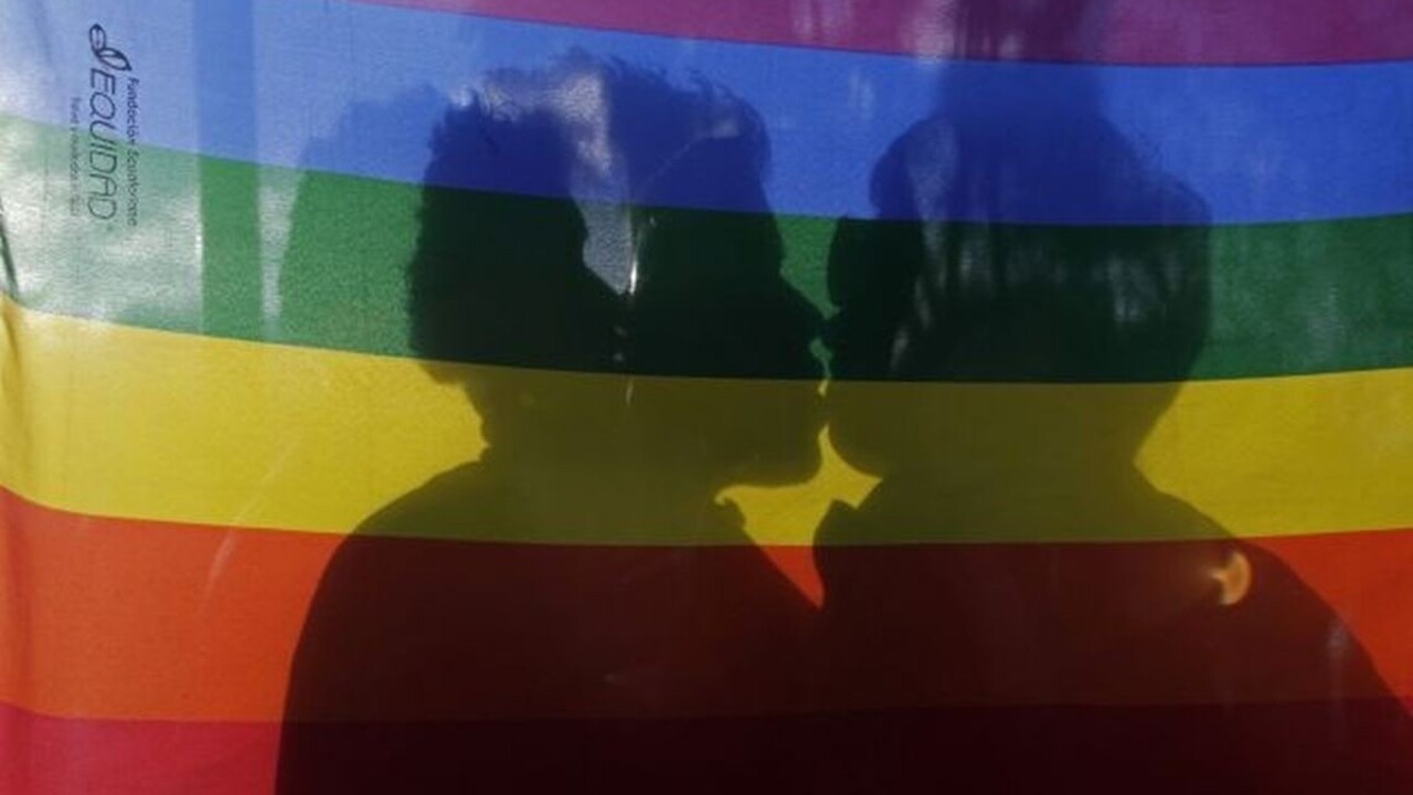 Severní Íri nemajú vládu, zaviedli im manželstvá gejov a právo na potrat
