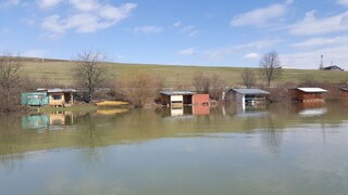 Okolie Domaše zamorili čierne stavby, o situácii hovoril aj premiér