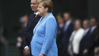 Merkelová máva záhadné triašky, obávajú sa o jej zdravie