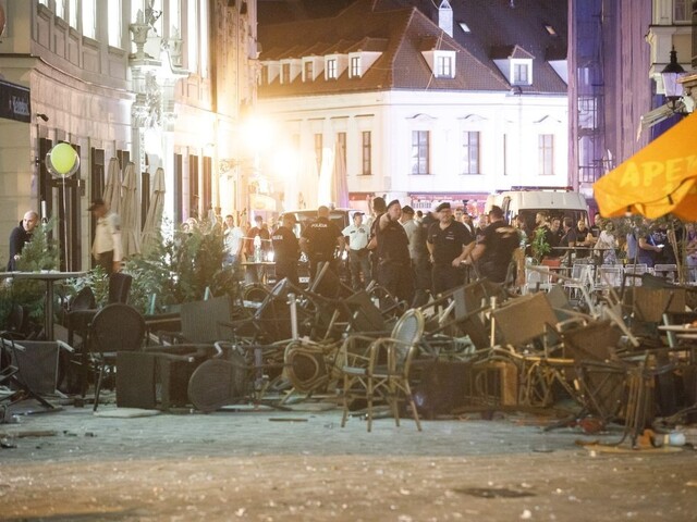 Veľká bitka v centre Bratislavy, polícia nasadila ťažkoodencov