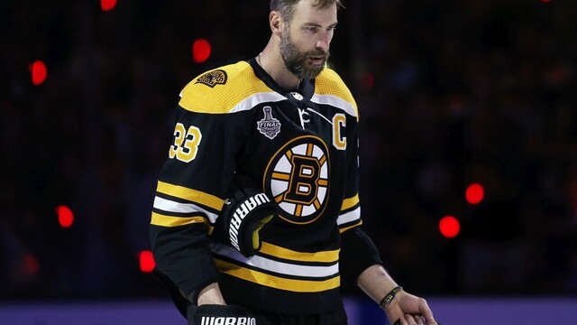 Chára bude najstarším hokejistom v NHL. Čaká ho 22. sezóna