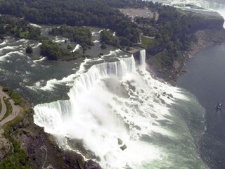 Muža strhla voda do Niagarských vodopádov. Padal 57 metrov