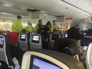 Silné turbulencie vystrašili ľudí, vrazili do stropu a všetko padalo