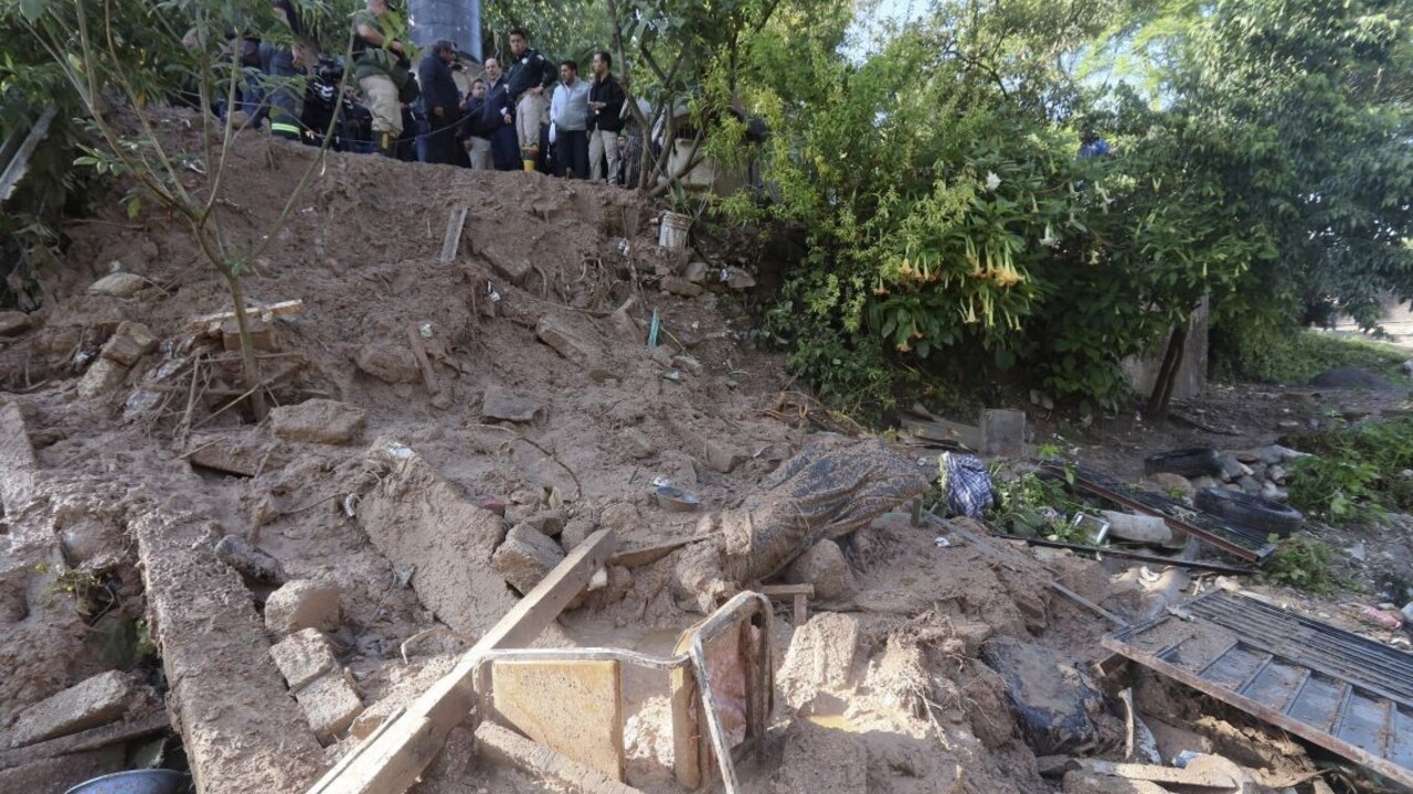 V dedine sa zosunula pôda, v jednom z domov oslavovali maturity