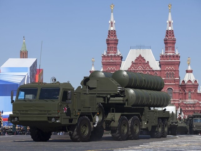 Erdogan uprednostnil Rusov, Turkom dorazila prvá dodávka S-400