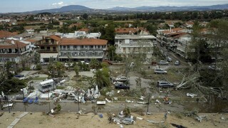Gréci odstraňujú následky smrtiacej búrky, v oblasti chýba elektrina