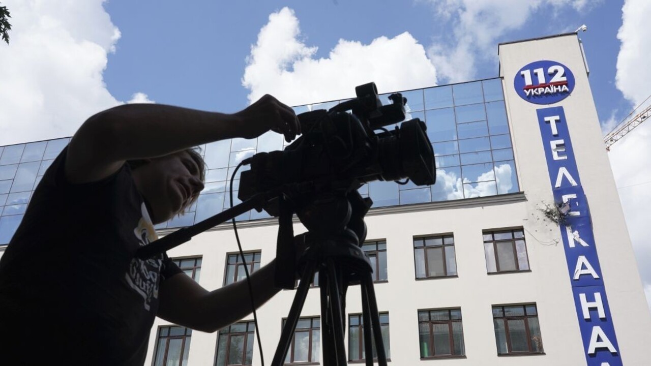 Na televíziu strieľali z granátometu, chcela vysielať film s Putinom