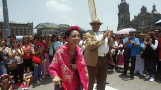 Hudba, tanec, farby. V uliciach si pripomenuli ikonickú Fridu Kahlo