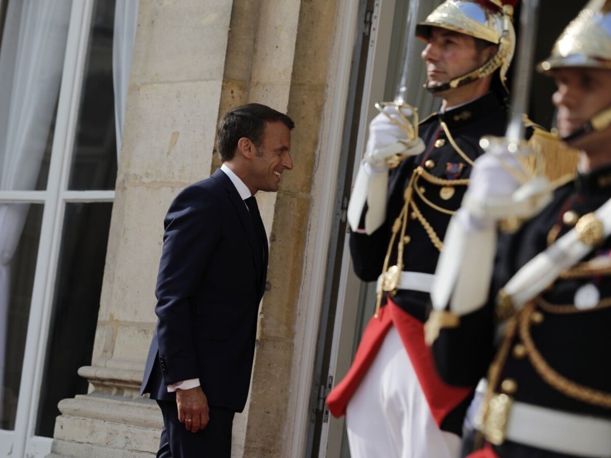 Macron chce lepšie chrániť družice, oznámil vznik vesmírnych síl
