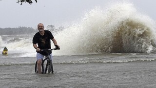 Fotogaléria: Barry zatopil diaľnice a ľudí vyhnal na strechy