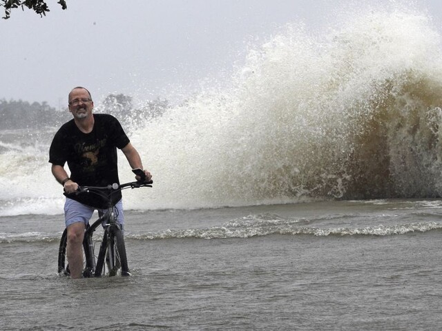 Fotogaléria: Barry zatopil diaľnice a ľudí vyhnal na strechy