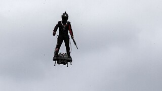 Paríž na prehliadke s úžasom sledoval lietajúceho muža s puškou