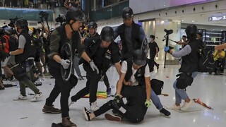 Polícia v Hongkongu zasiahla obuškami, dav staval barikády