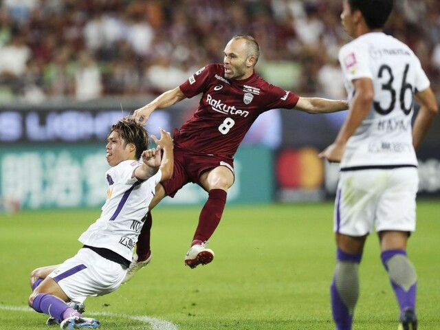 Iniestovi sa v japonskej lige darí. Takto mu to ide na trávniku