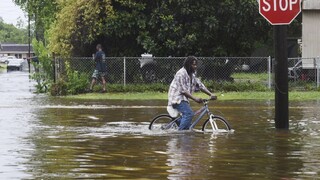 Barry zoslabol, hrozba tornád a prívalových dažďov stále trvá
