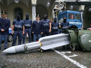 Veľká razia v Taliansku. Extrémistom zhabali raketu vzduch-vzduch