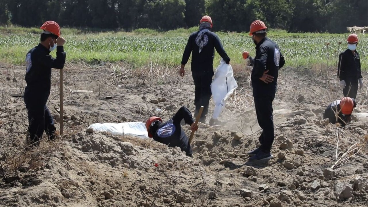 Z masového hrobu pri bývalej bašte džihádistov vyniesli stovky tiel