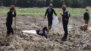 Z masového hrobu pri bývalej bašte džihádistov vyniesli stovky tiel