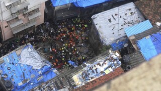 Trosky budovy uväznili desiatky ľudí, po nezvestných stále pátrajú