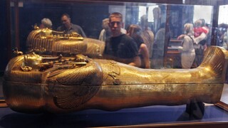 Zlatý Tutanchamónov sarkofág po sto rokoch rekonštruujú