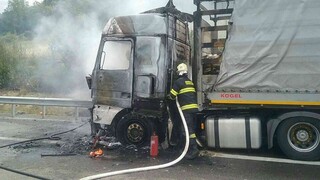 Horiaci kamión neďaleko Východnej obmedzil premávku