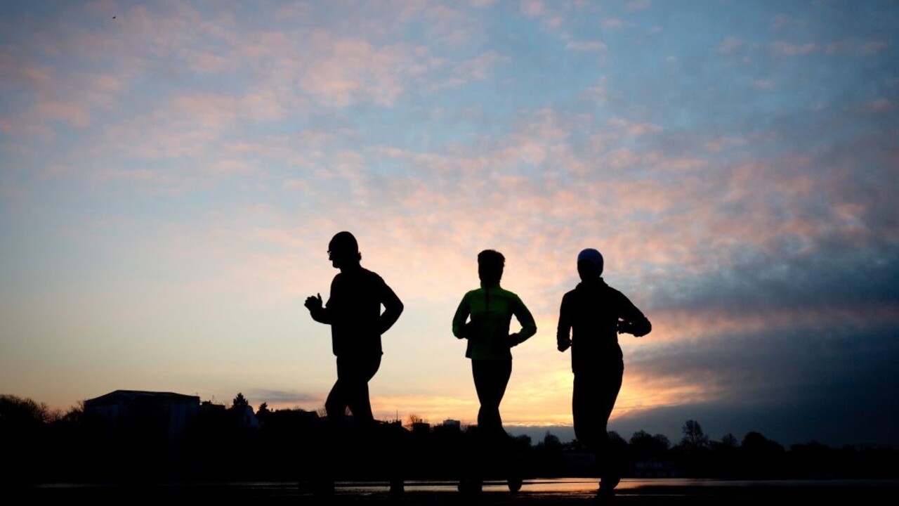 beh bežci siluety ilu ráno 1140px (SITA/AP)