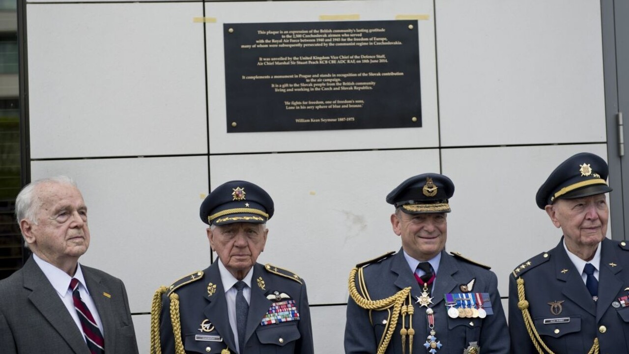 Zbehol k partizánom, bojoval v RAF. Zomrel vojnový hrdina Dubec