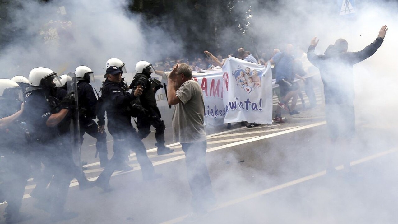 Pochod LGBTI ľudí v Poľsku sa zvrhol, narušili ho chuligáni